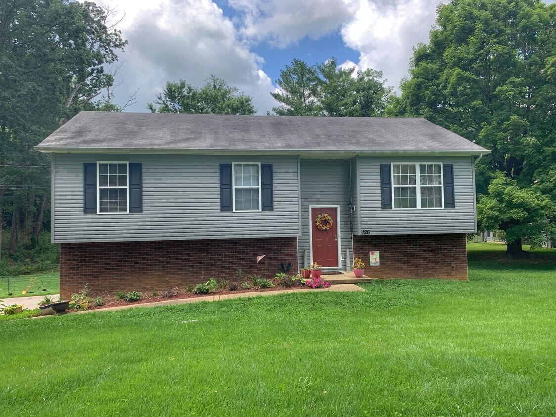 Foto principal - 3 Bedroom/2 Bath Split-Foyer Home Kingspor...