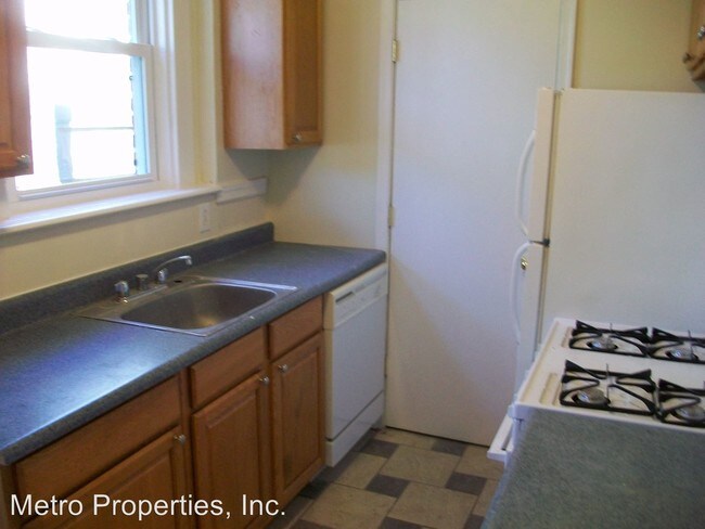 Building Photo - 4 S Dooley Ave