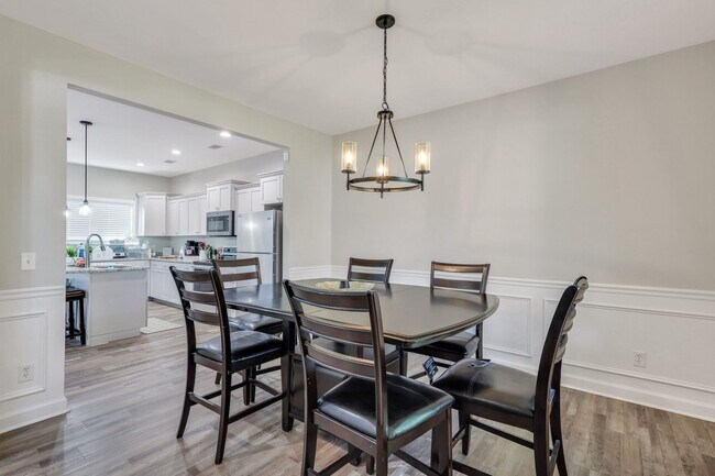 Building Photo - MOVE IN READY (ONE SMALL PET FRIENDLY)