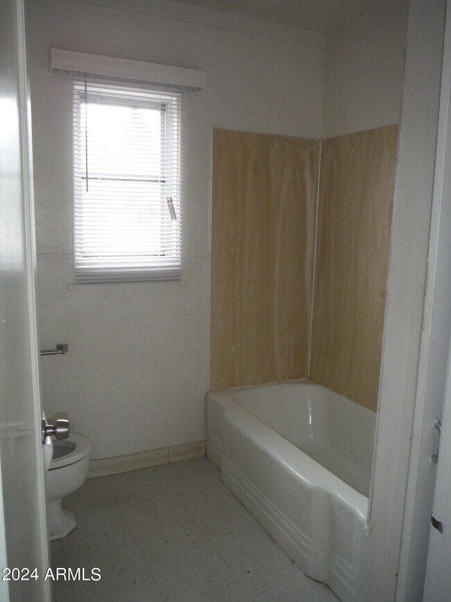 Building Photo - 2050 E 10th St