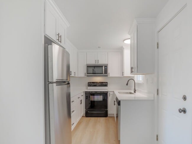 Building Photo - Newly Updated 3 Bedroom 1 Bath Ramber in F...