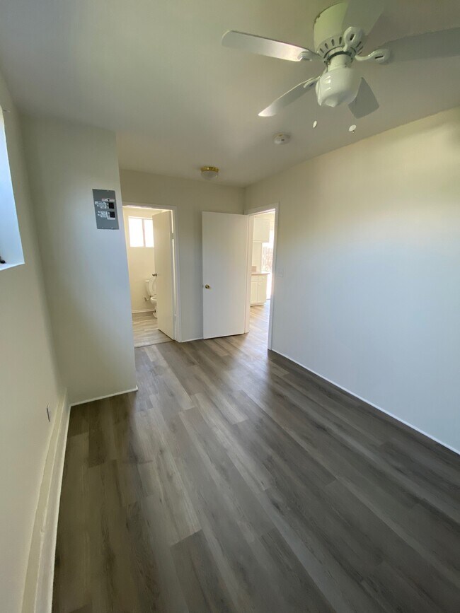 Building Photo - 927 Camulos St