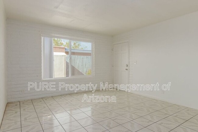 Building Photo - 664 S Mesa Dr