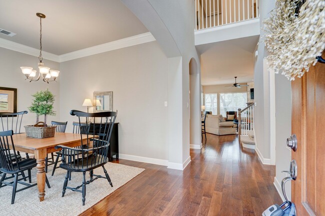 Foto del edificio - Beautiful 4 Bedroom, 3.5 Bathroom Home with Garage & Private Backyard