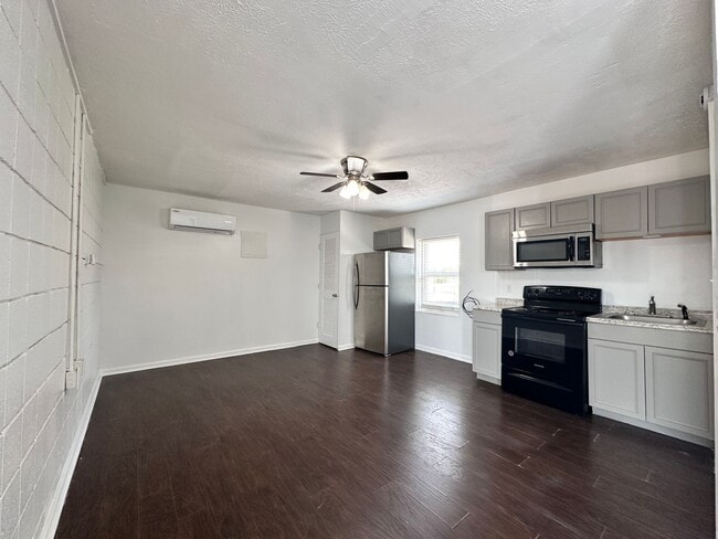 Building Photo - Studio 28 Apartments