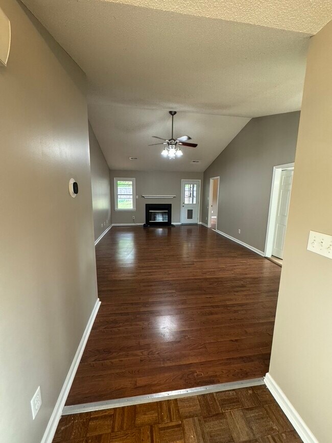 Building Photo - 109 Longneedle Ct