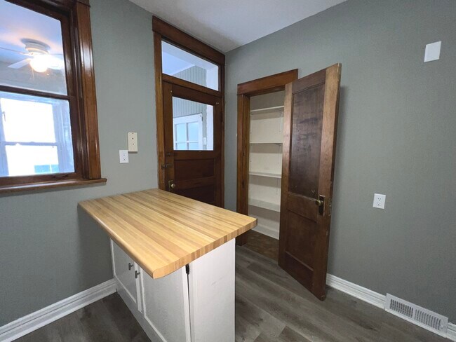 Foto del edificio - 2516 W Hutchinson St