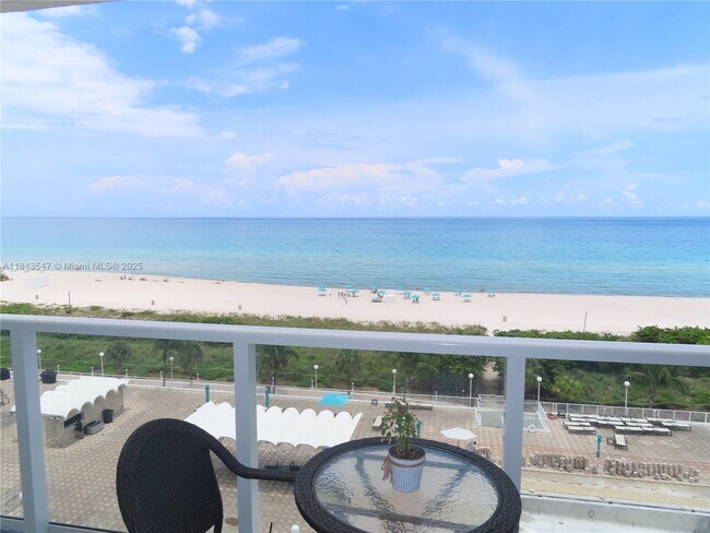 Foto del edificio - 5701 Collins Ave