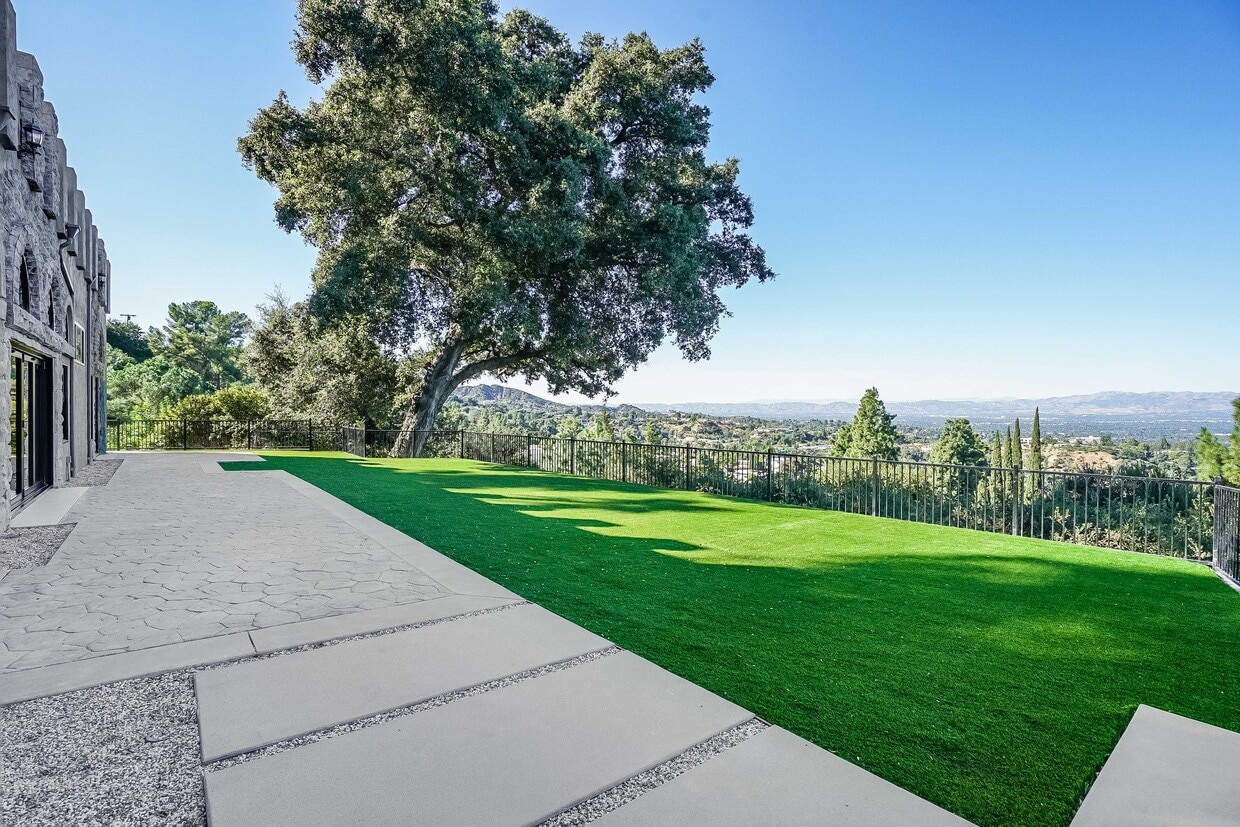 Primary Photo - 15851 Mulholland Pl
