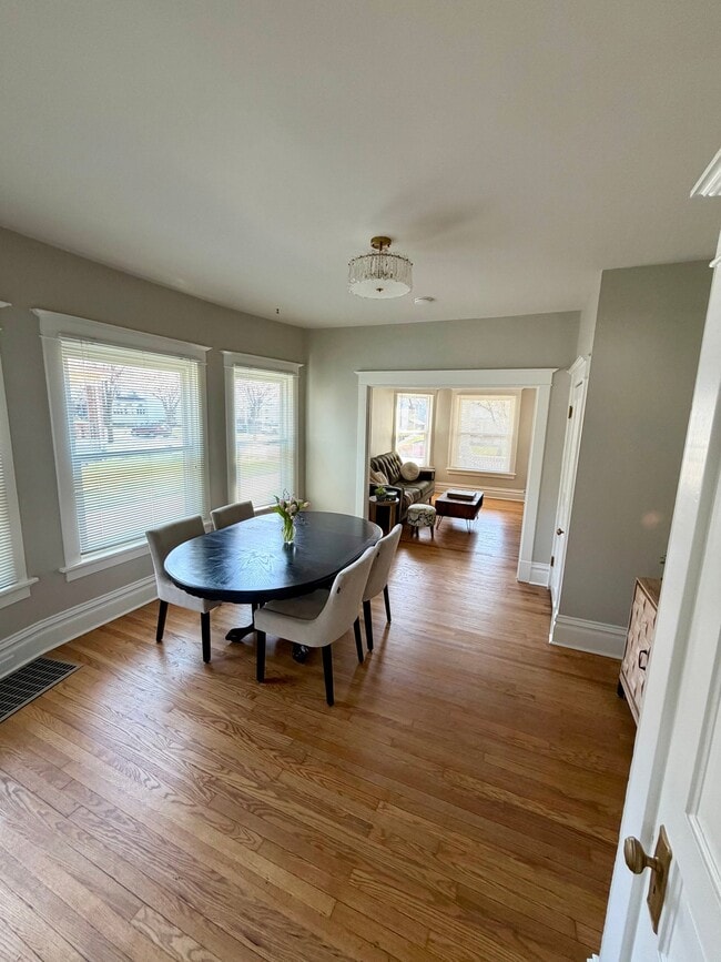 Building Photo - 34 Hereford St