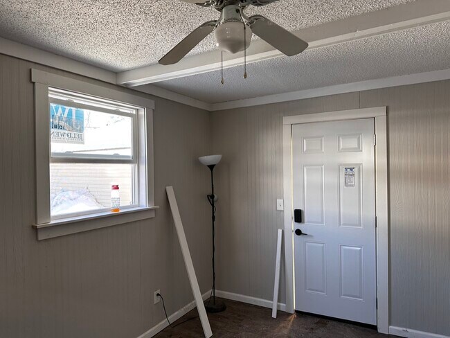 Building Photo - 49 Isabel St W