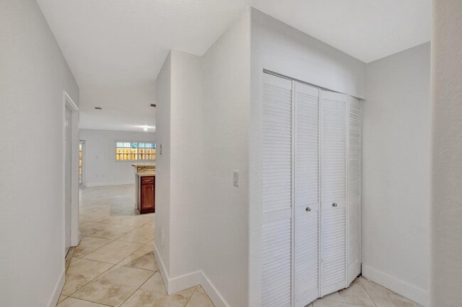 Building Photo - 3055 Riverside Dr