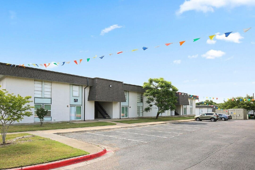 Estrella at Kiest Apartments in Dallas, TX