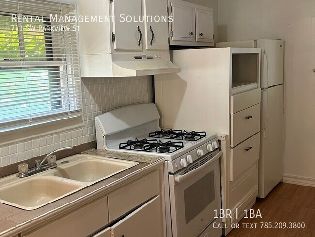 Building Photo - **MINUTES FROM GAGE PARK AND TOPEKA ZOO** ...