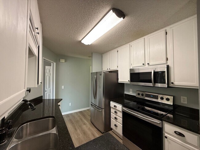 Foto del edificio - RENT SPECIAL! Updated 2 Bed, 2.5 Bath Apple Valley Townhome