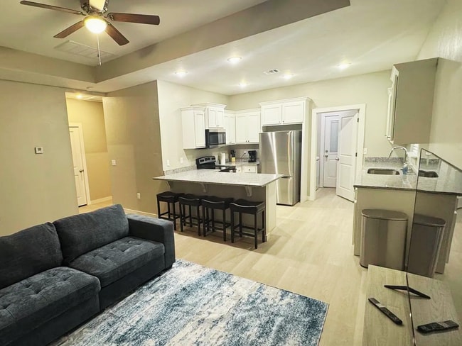 Building Photo - Modern 2-Bed, 2-Bath Rental Home in Chickasha, OK!