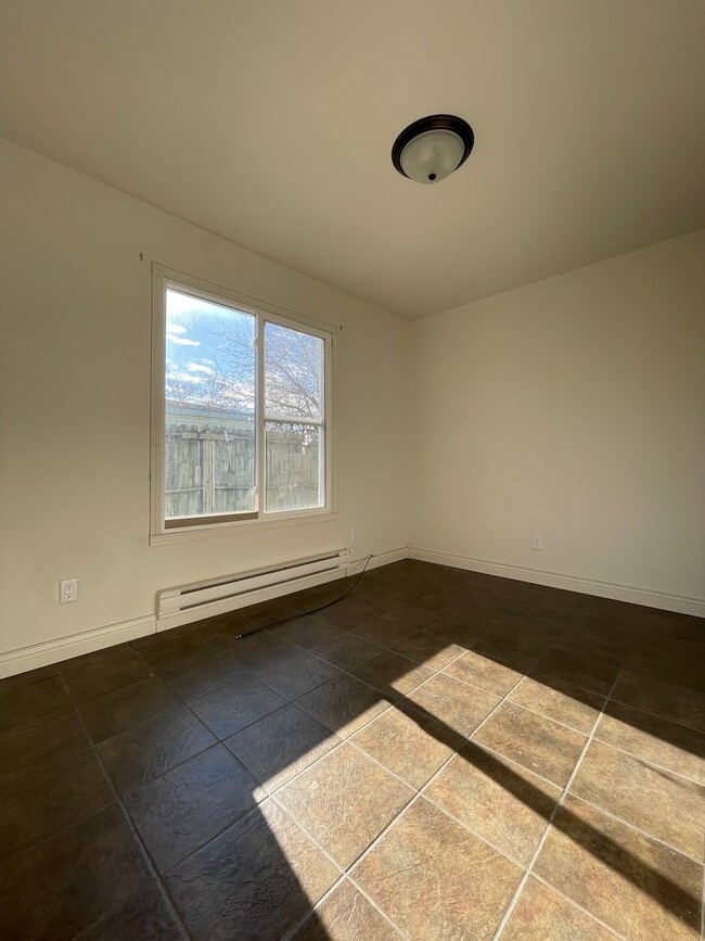 Building Photo - Large 2 bedroom 1 bath apartment