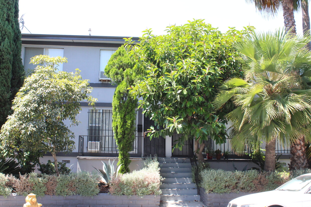 Foto principal - 1001 N Curson Ave ( 7609 Romaine )