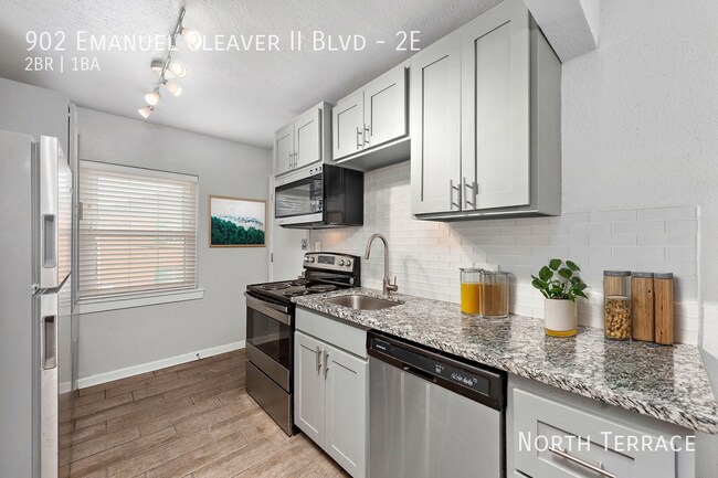 Foto del edificio - ? Renovated 2BR/1BA Near The Plaza with In...