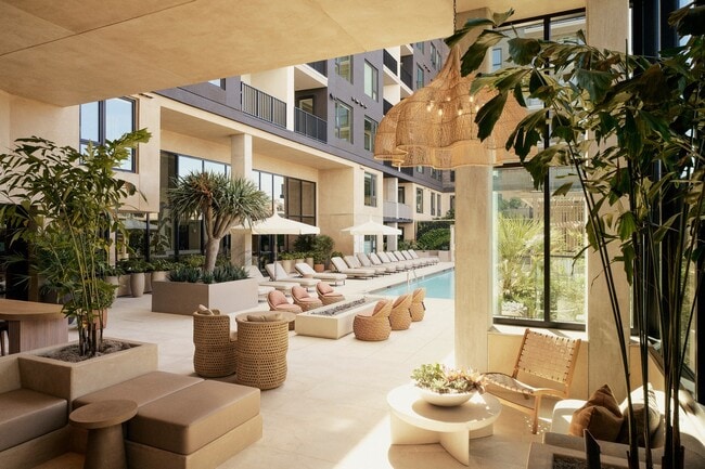 Building Photo - Rowyn