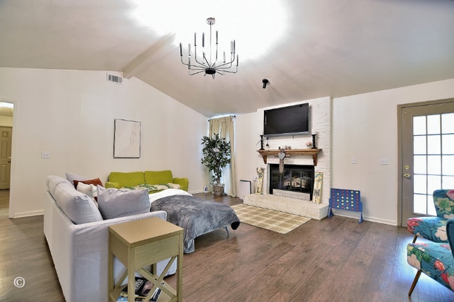Building Photo - 4660 Woodmere Ln