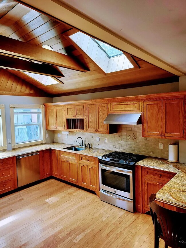 Building Photo - 133 May St