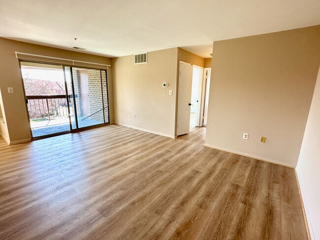 Foto del edificio - Spacious one bedroom condo located in the summer ridge community!