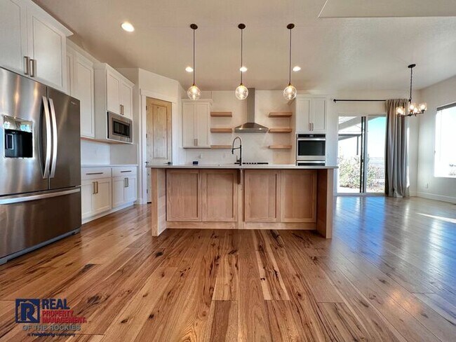 Foto del edificio - Gorgeous 4 bed 3 bath + Office home locate...