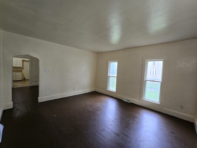 Foto del edificio - 820 Logan Ave