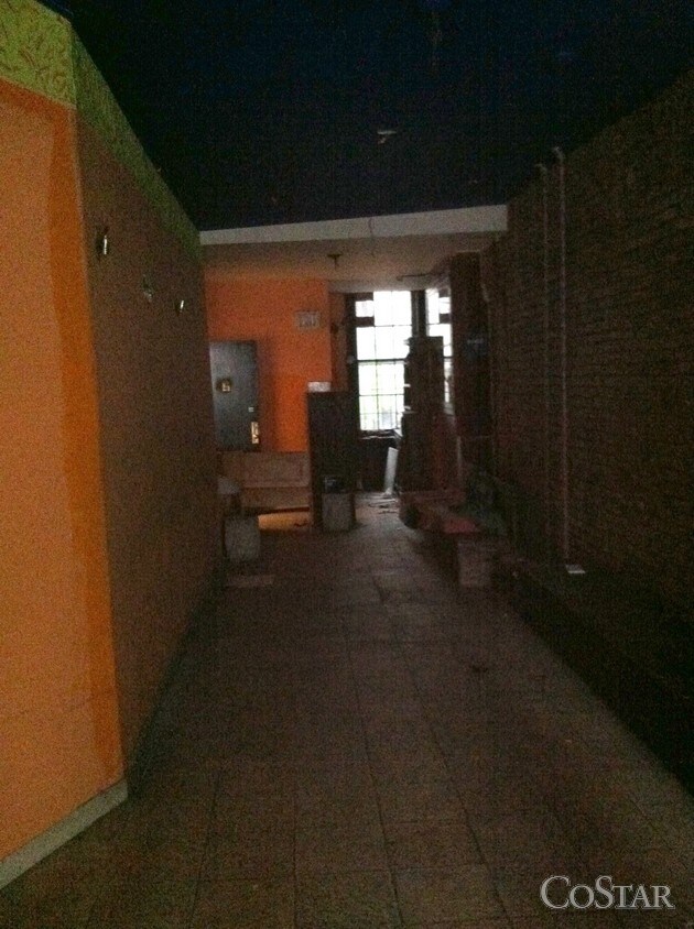 Foto de interior oeste de la tienda - 128 E 4th St