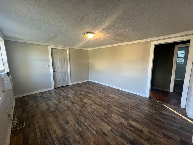 Foto del edificio - 2 Bedroom 1 Bathroom Home off Fosters Ferry