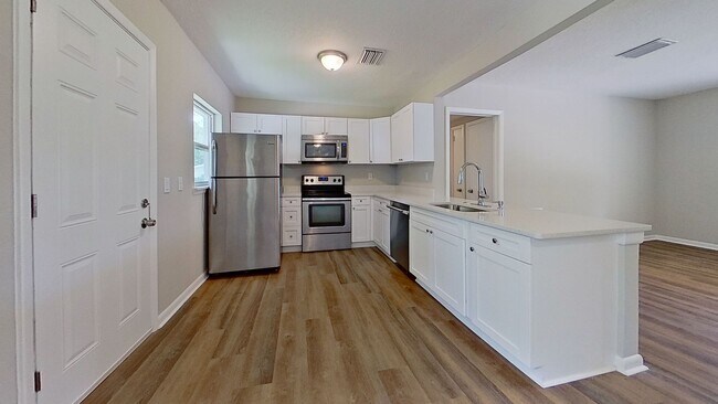 Foto del edificio - Beautifully Updated 4-Bedroom Home with Modern Finishes & Spacious Backyard