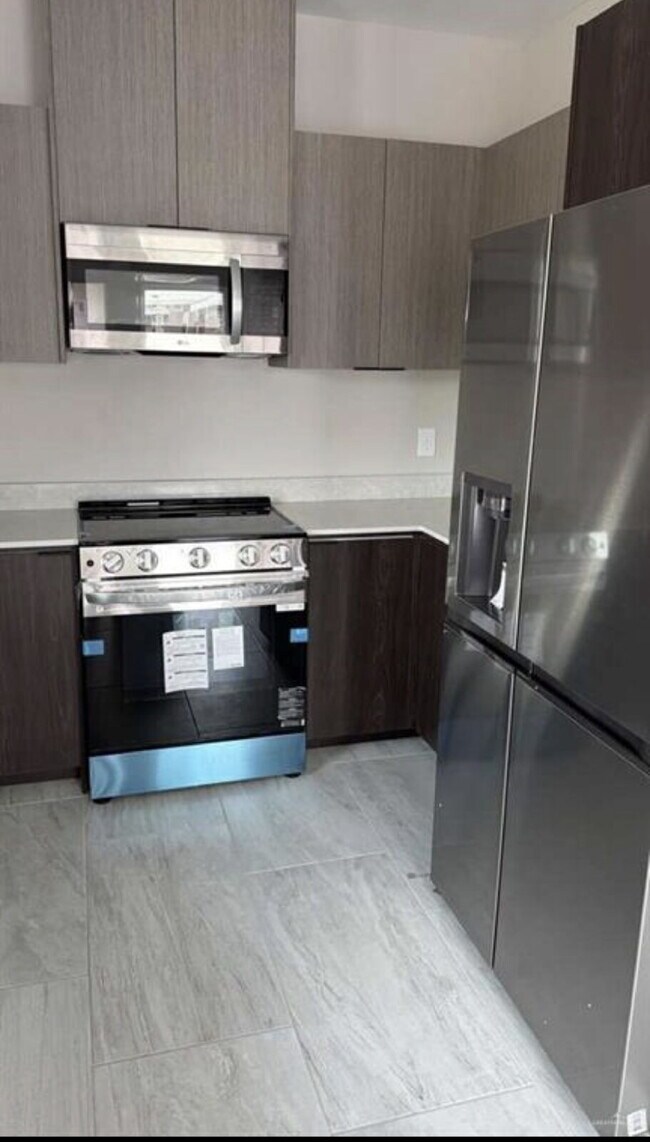 Foto del edificio - Amazing Brand new executive apartment in Edinburg