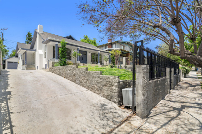 Building Photo - 325 N Wilton Pl
