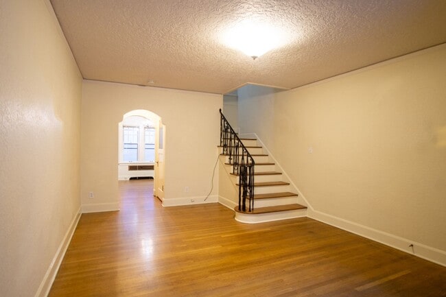 Building Photo - Vintage Tudor Townhouse w Beautiful Architectural Details & Style!