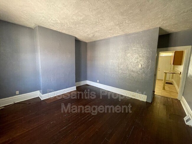 Building Photo - 177 Frank St