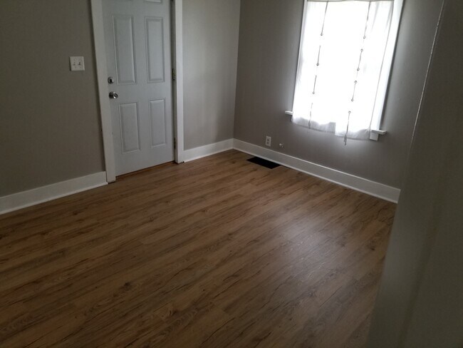 sala de estar - 705 E 10th St