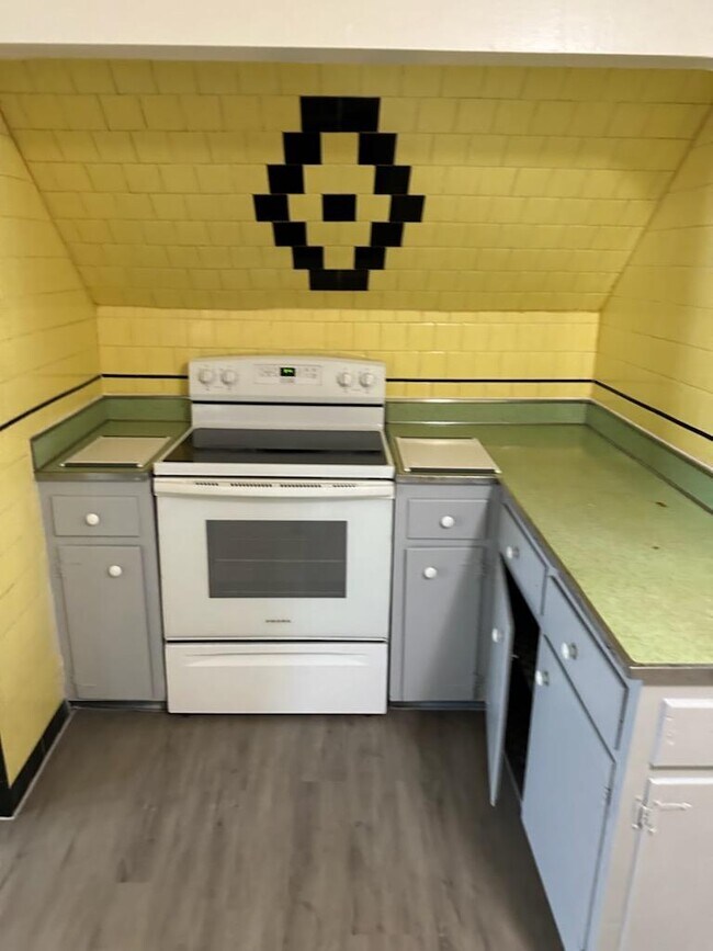 Building Photo - 10 March St