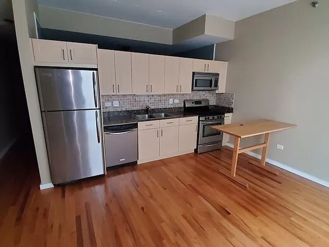 Building Photo - South Loop 1 Bedroom with Huge Balcony and...
