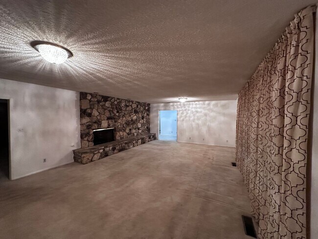 Building Photo - HOUSE