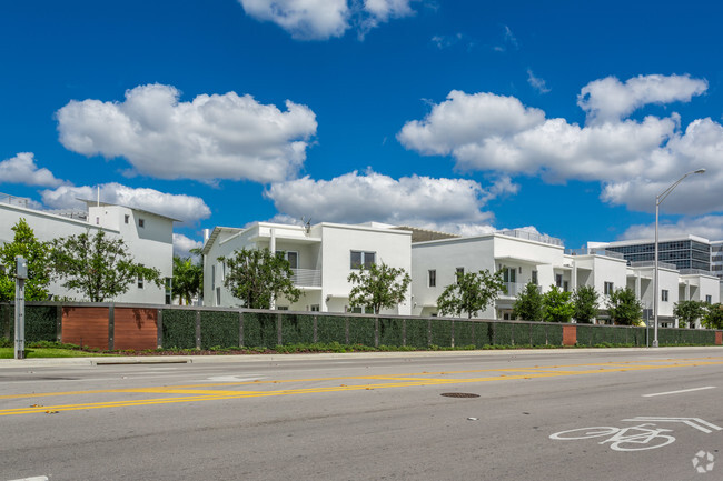 Building Photo - Oasis Park Square at Doral