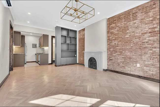 Building Photo - 121 E 37th St