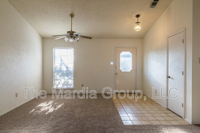 Building Photo - 2121 Country Oaks Dr