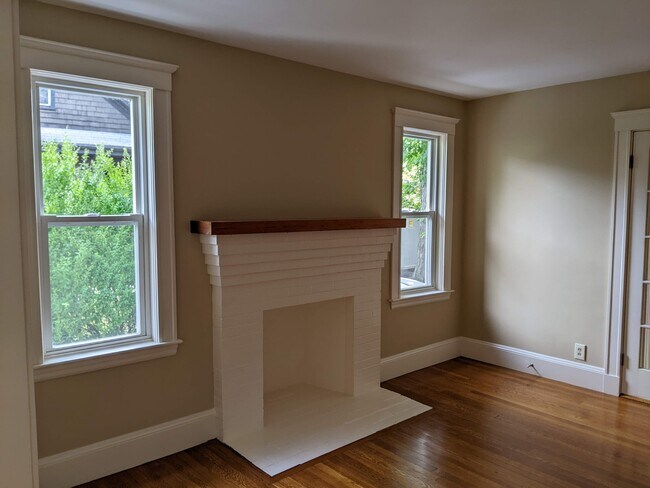 Living Room - Fireplace - 138 Hamden Cir
