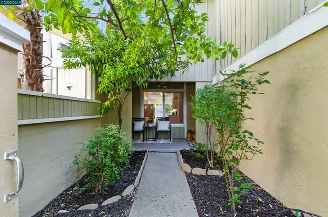 Photo - 208 Siskiyou Ct Townhome