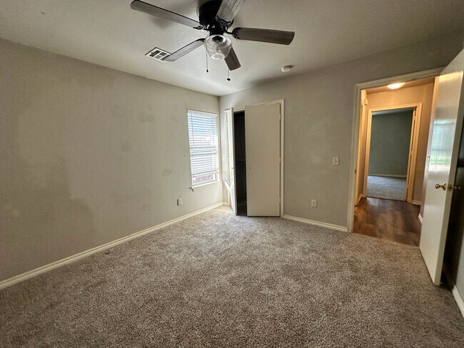 Foto del edificio - 2614 Silvertree Dr