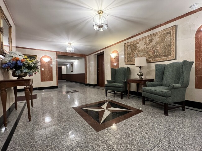 Lobby - 620 W Belmont Ave