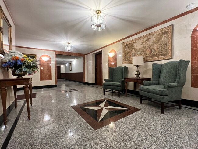 Lobby - 620 W. Belmont