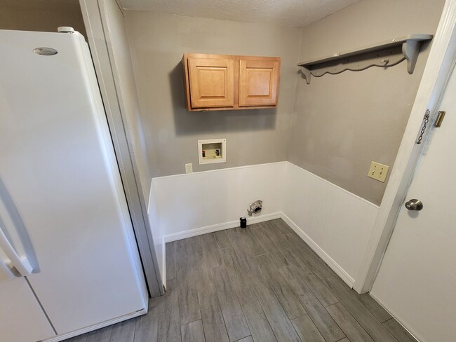 Foto del edificio - Charming 3-Bedroom, 2-Bath Home with Fence...