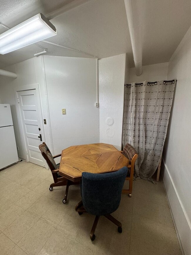 Building Photo - 401 Onyx St